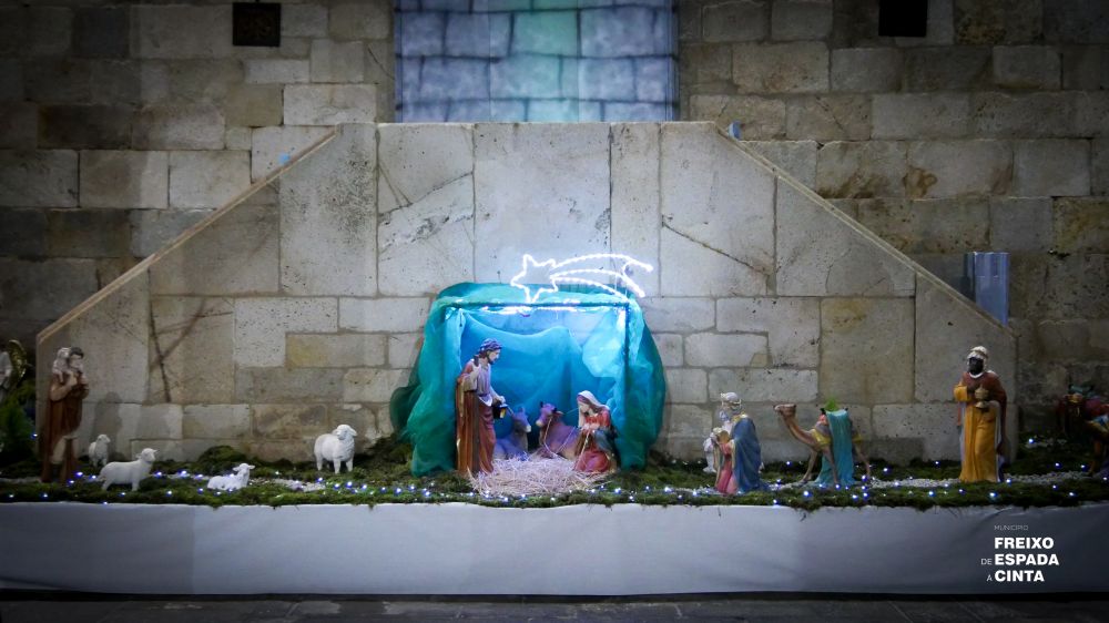 Montagem do Presépio na Igreja Matriz de Freixo de Espada à Cinta